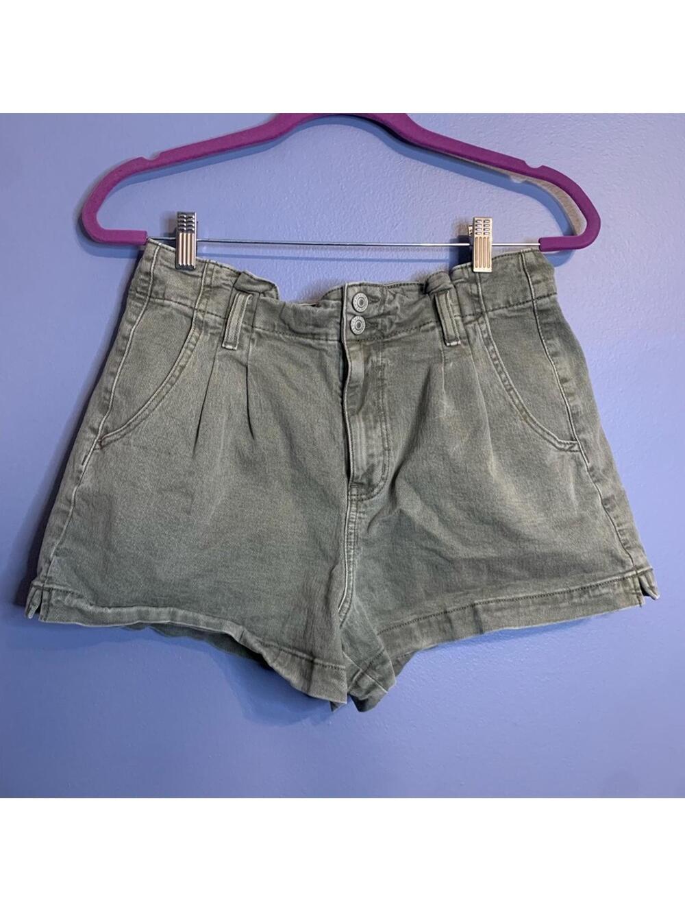 American Eagle Highest Rise Mom Shorts in Green - Size 8